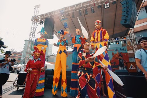 Stilt Walkers